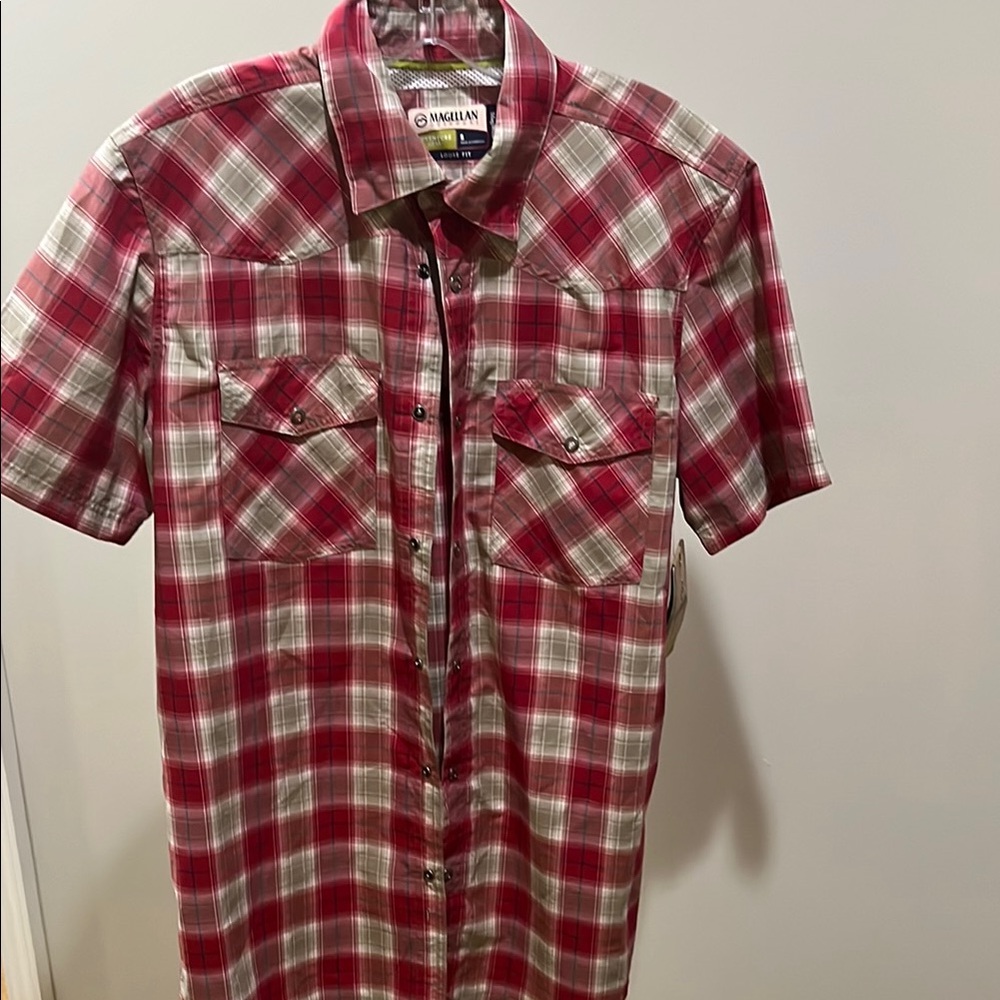 Magellan Outdoors Red and White Casual Button Down Shirt
